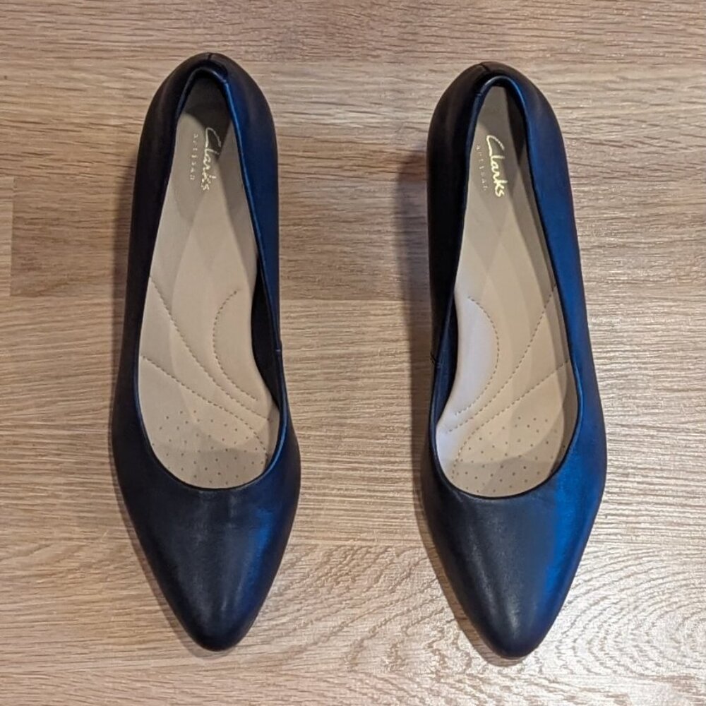 EUC Like-New Clarks Leather Heels Pumps